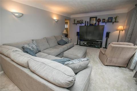 1125 Maple Dr, Parma, OH 44134 photo 3