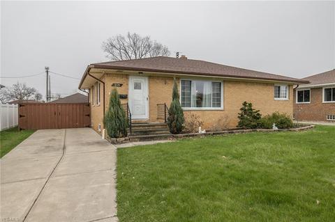 1125 Maple Dr, Parma, OH 44134 photo 2