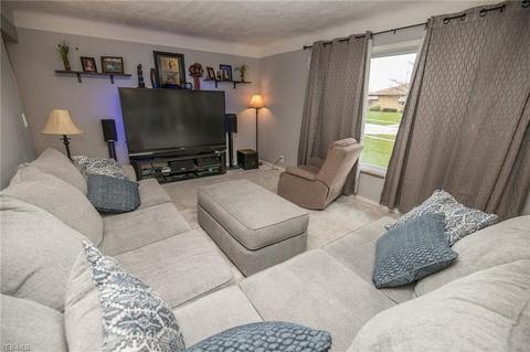 1125 Maple Dr, Parma, OH 44134 photo 4