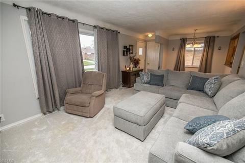 1125 Maple Dr, Parma, OH 44134 photo 5