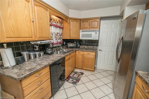 1125 Maple Dr, Parma, OH 44134 photo 9