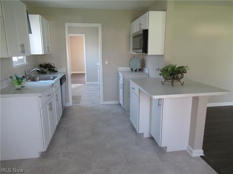 464 Walnut Dr, Berea, OH 44017 photo 2