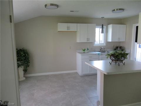 464 Walnut Dr, Berea, OH 44017 photo 3