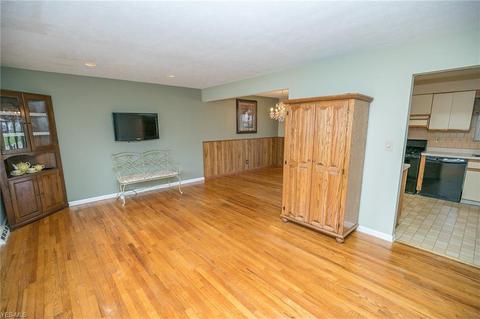 2848 Hetzel Dr, Parma, OH 44134 photo 5