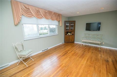 2848 Hetzel Dr, Parma, OH 44134 photo 3