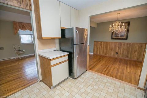 2848 Hetzel Dr, Parma, OH 44134 photo 9