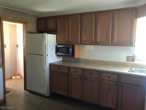 1227 W 3rd St, Ashtabula, OH 44004 photo 3