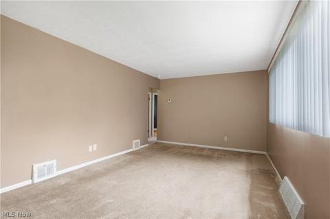 5820 Doris Dr, Brook Park, OH 44142 photo 4