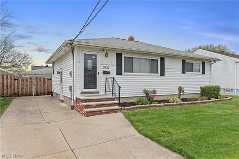 5820 Doris Dr, Brook Park, OH 44142 photo 2