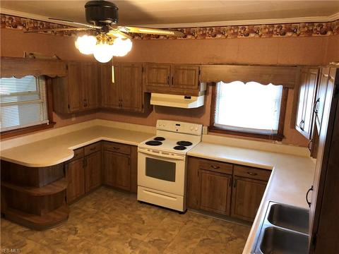 239 Franklin St, Barnesville, OH 43713 photo 10