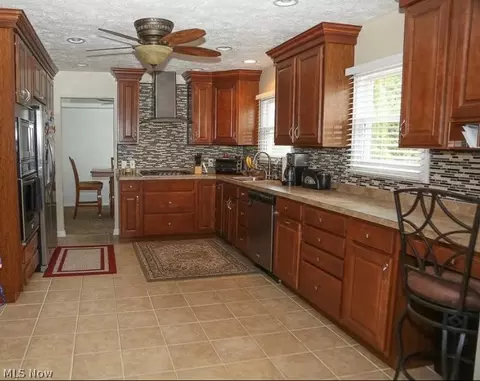 5909 Oak Point Rd, Lorain, OH 44053 photo 3