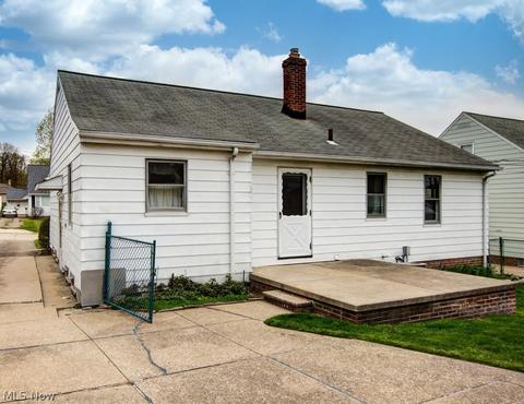 2393 E 290th St, Wickliffe, OH 44092 photo 2