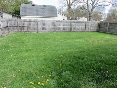 484 Carol Ln, Elyria, OH 44035 photo 2