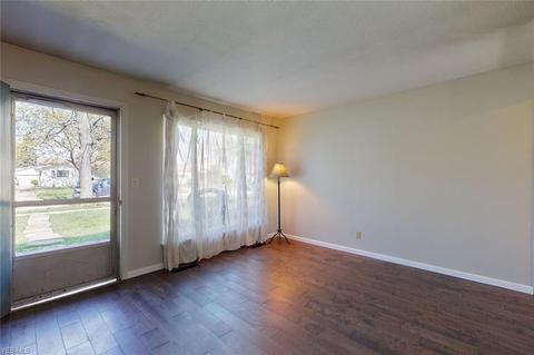 445 Laurel Dr, Berea, OH 44017 photo 5