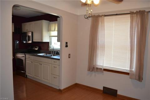 2906 Marmore, Parma, OH 44134 photo 10
