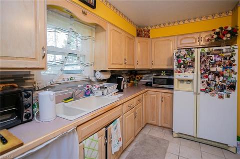 7060 E Parkview Dr, Parma, OH 44134 photo 10