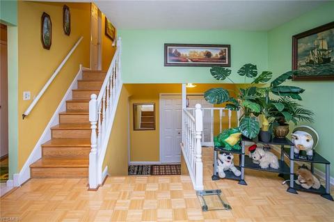 7060 E Parkview Dr, Parma, OH 44134 photo 4