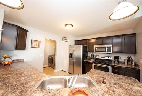 355 Springbrook Cir, Elyria, OH 44035 photo 12