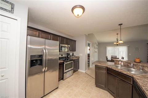 355 Springbrook Cir, Elyria, OH 44035 photo 3