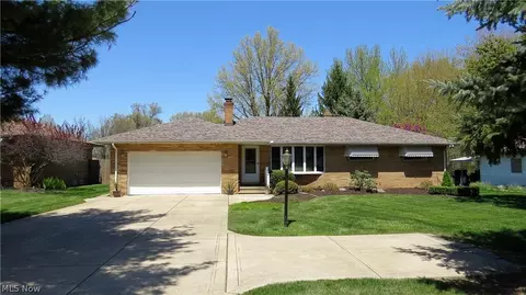 409 E Ridgewood Dr, Seven Hills, OH 44131 photo 1