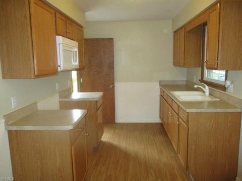205 Boston Ave, Elyria, OH 44035 photo 4