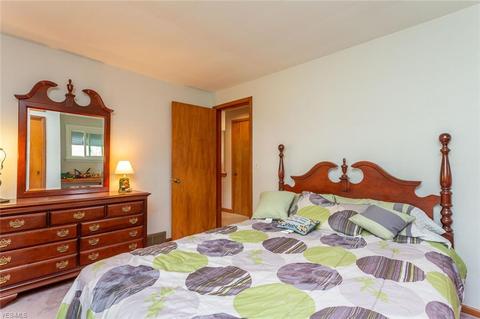 110 Nottingham Dr, Elyria, OH 44035 photo 5