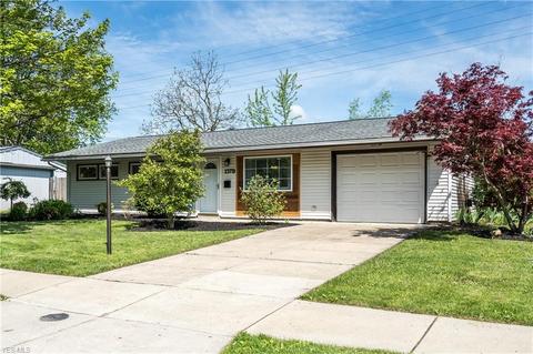 1379 Dewitt Dr, Akron, OH 44313 photo 2