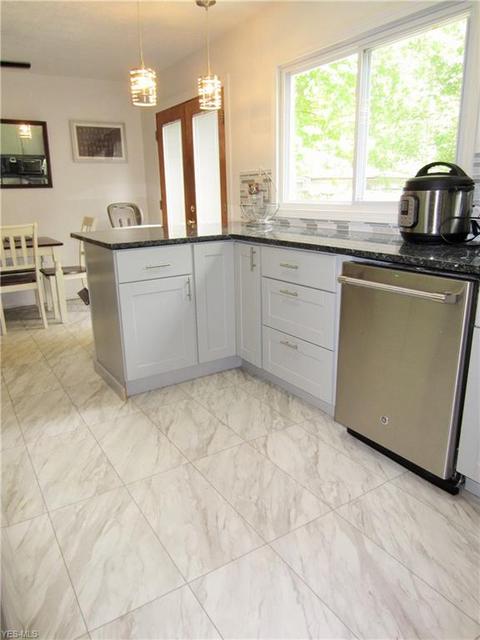 1069 Foster Ave, Elyria, OH 44035 photo 8