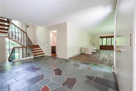 5645 Ledgebrook Ln, Solon, OH 44139 photo 2