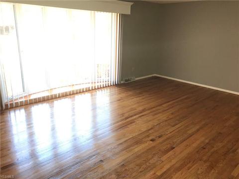 2303 Augustine Dr, Parma, OH 44134 photo 5