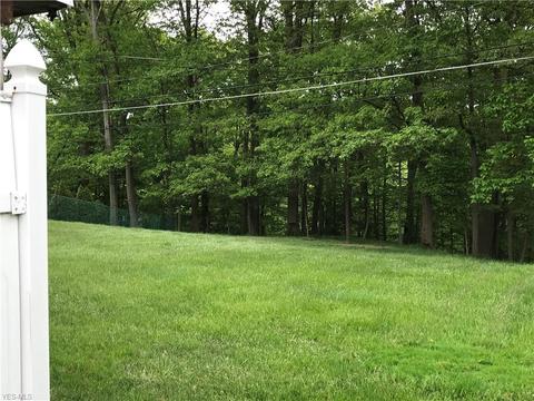 2303 Augustine Dr, Parma, OH 44134 photo 2