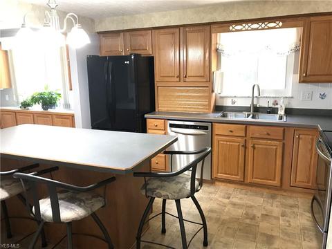 2303 Augustine Dr, Parma, OH 44134 photo 9