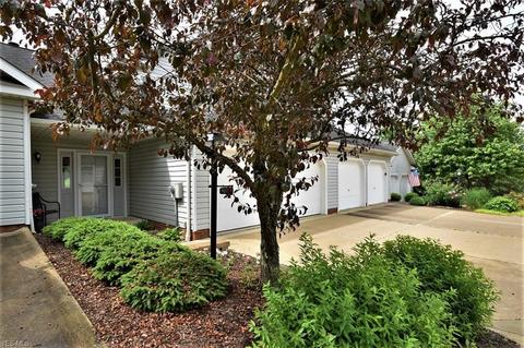 900 Hampton Cir # -3, Aurora, OH 44202 photo 3
