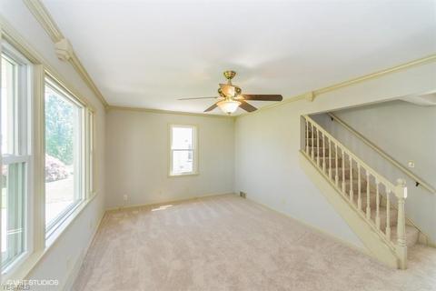 210 Helena Dr, Struthers, OH 44471 photo 3