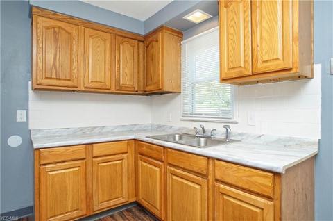 17233 Mapleboro Ave, Maple Heights, OH 44137 photo 2