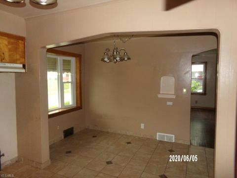 33 Creed St, Struthers, OH 44471 photo 4