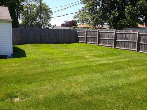 10140 Moore Dr, Parma, OH 44130 photo 2