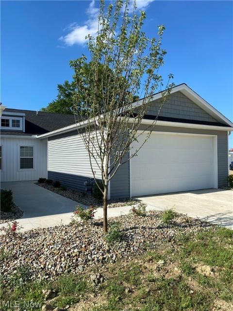 130 Fallen Oak Ln, Elyria, OH 44035 photo 1