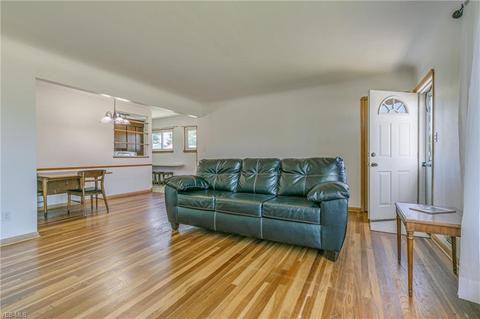 11301 Aaron Dr, Parma, OH 44130 photo 3