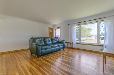 11301 Aaron Dr, Parma, OH 44130 photo 2