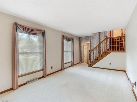 559 Mcentee Dr, Wadsworth, OH 44281 photo 2