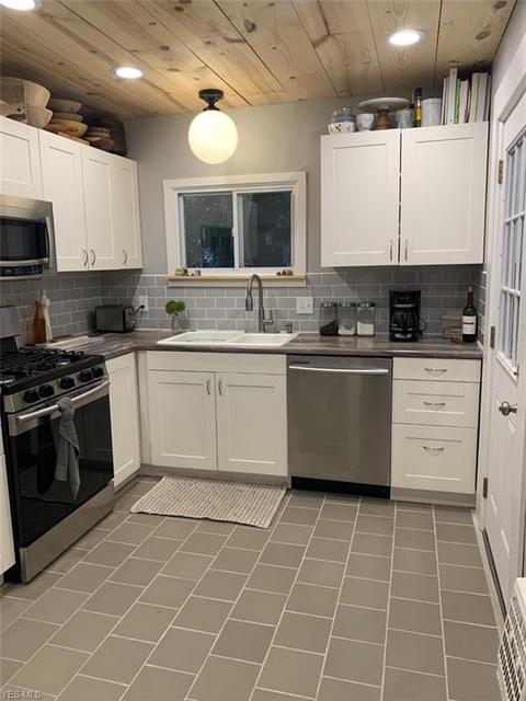 978 Bailey Ave, Akron, OH 44302 photo 3