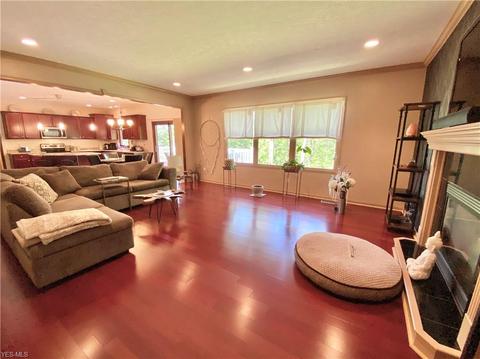 285 Maron Ln, Seven Hills, OH 44131 photo 2