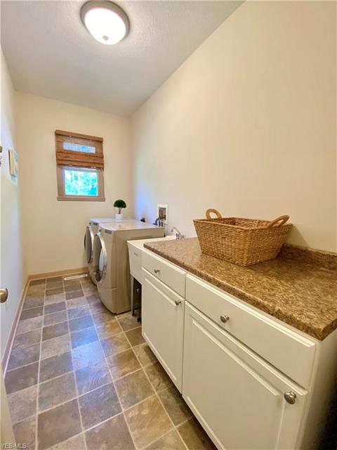 285 Maron Ln, Seven Hills, OH 44131 photo 9