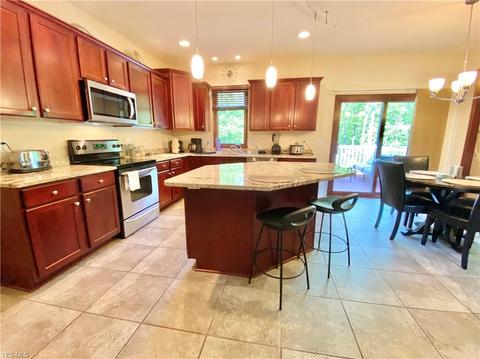 285 Maron Ln, Seven Hills, OH 44131 photo 4