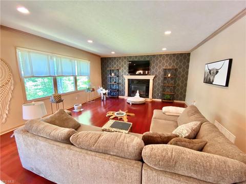 285 Maron Ln, Seven Hills, OH 44131 photo 3