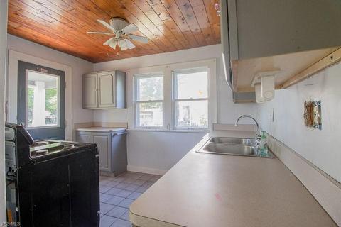8458 Forestview Ave, Mentor, OH 44060 photo 5