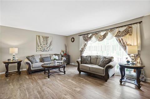 5809 Laurent Dr, Parma, OH 44129 photo 3