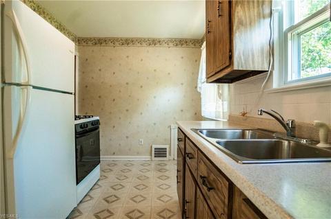 136 Lafayette, Elyria, OH 44035 photo 7