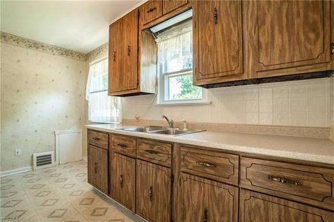 136 Lafayette, Elyria, OH 44035 photo 8